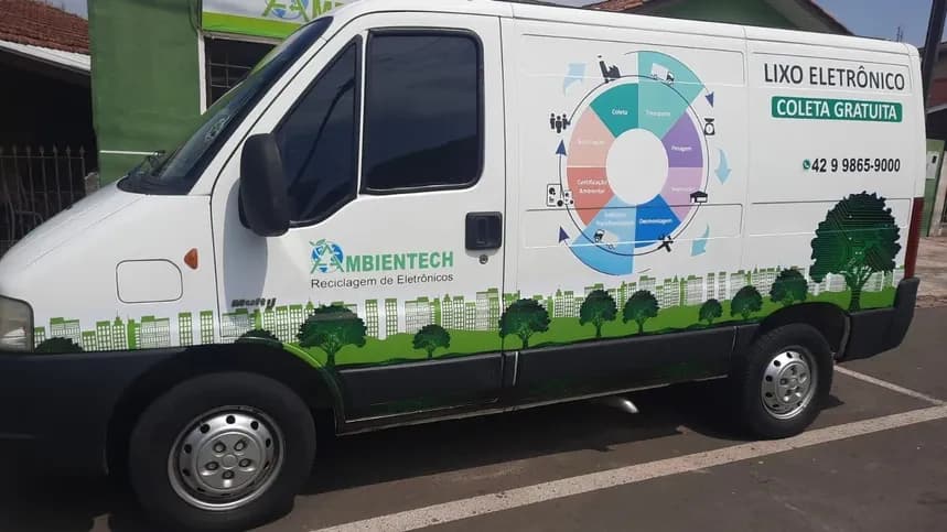 Van da Ambientech utilizada nas coletas de resíduos eletrônicos
